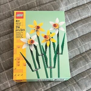 LEGO Daffodils Set with Yellow and White Blooms